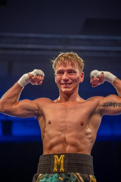 Oliver Maximilian - Professionel bokser, 3-0 - Boxing